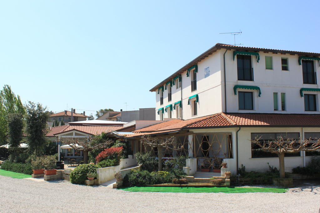 Albergo Ristorante Alla Lanterna Fano Exterior photo